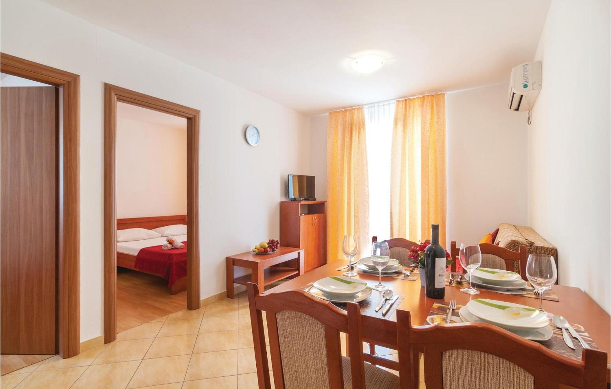 Cozy Apartment In Supetar With Kitchen ภายนอก รูปภาพ