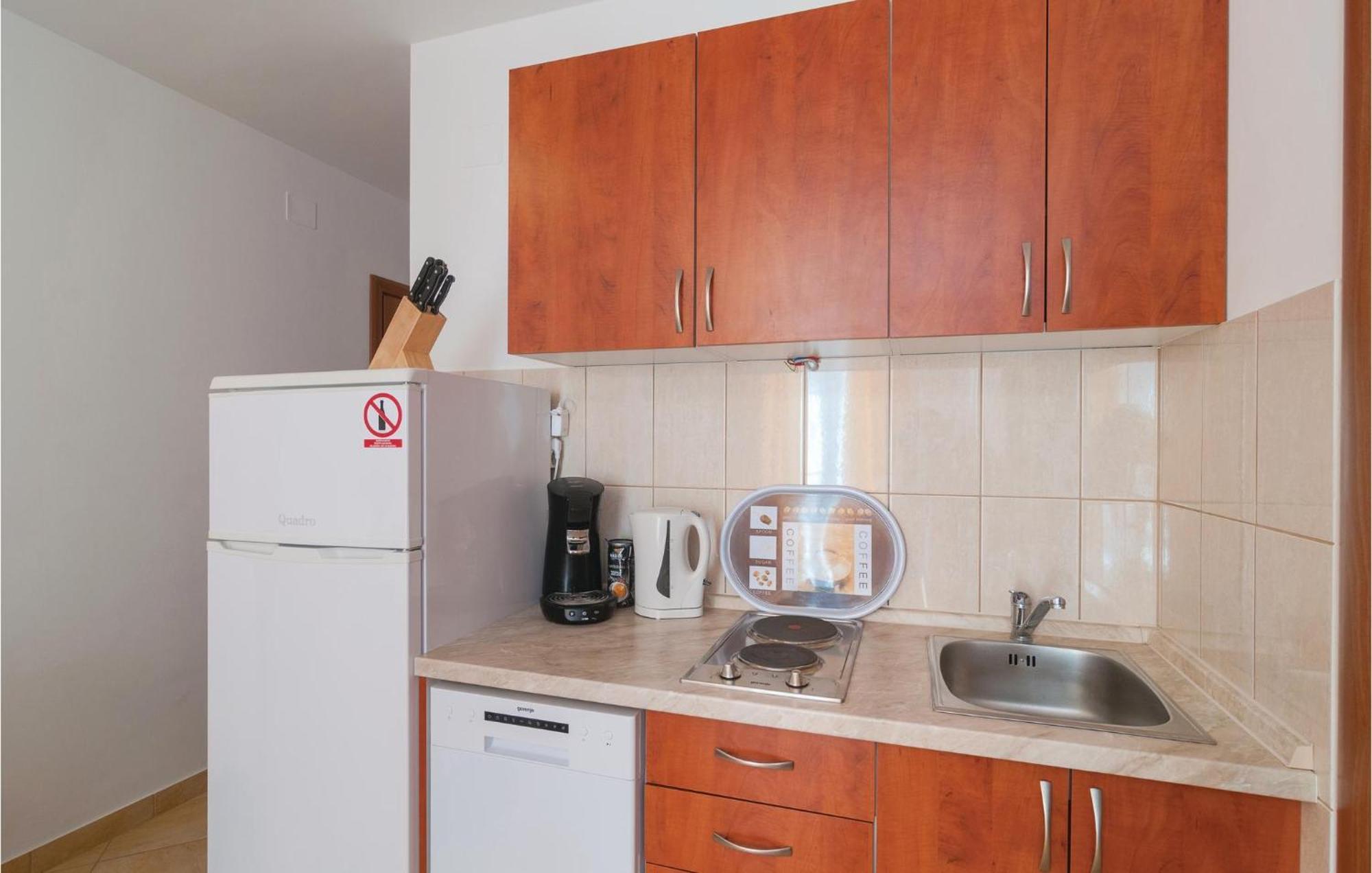 Cozy Apartment In Supetar With Kitchen ภายนอก รูปภาพ