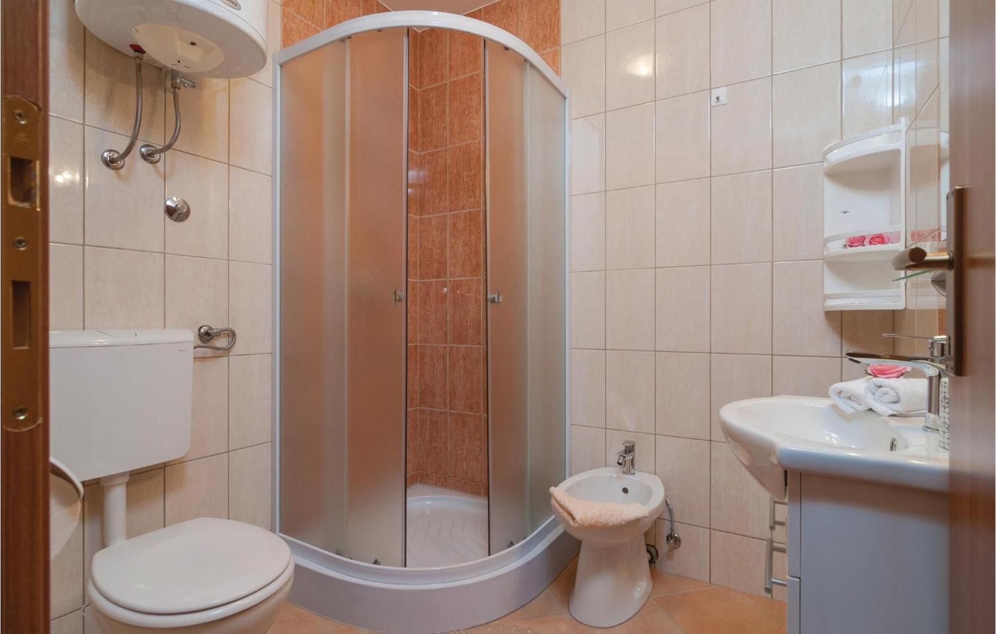 Cozy Apartment In Supetar With Kitchen ภายนอก รูปภาพ