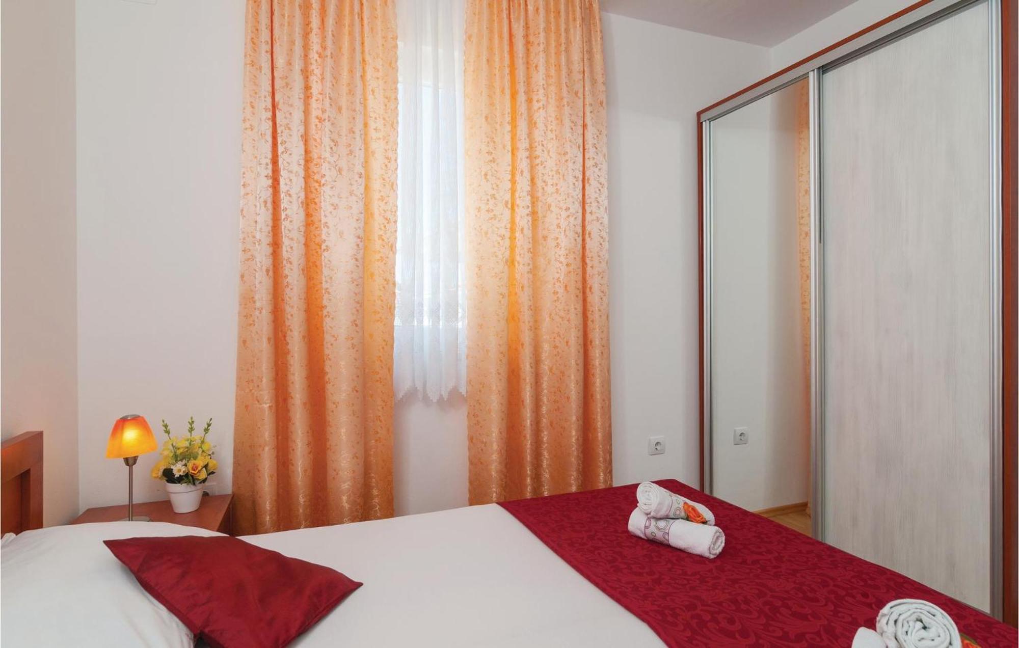 Cozy Apartment In Supetar With Kitchen ภายนอก รูปภาพ