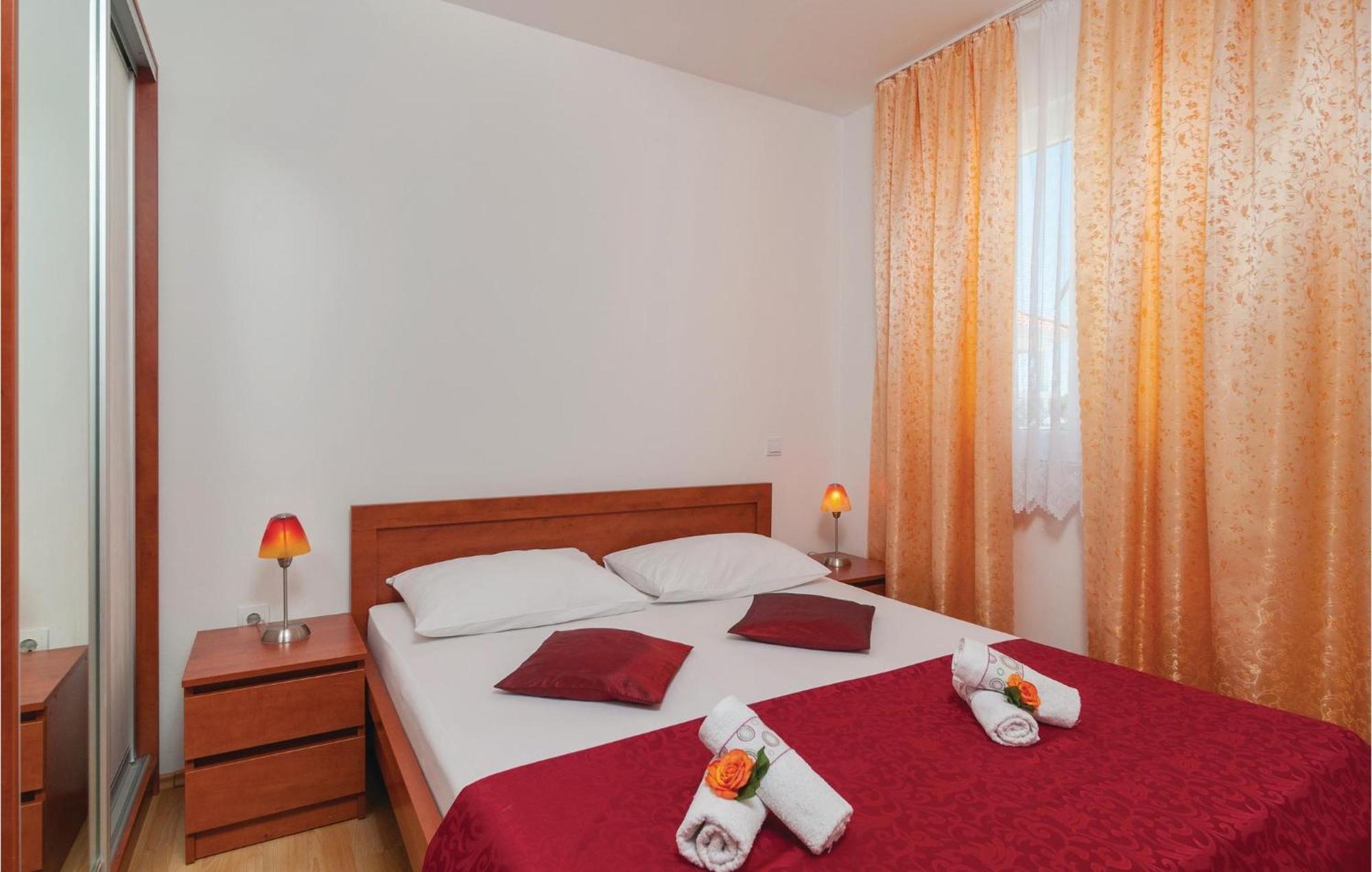 Cozy Apartment In Supetar With Kitchen ภายนอก รูปภาพ