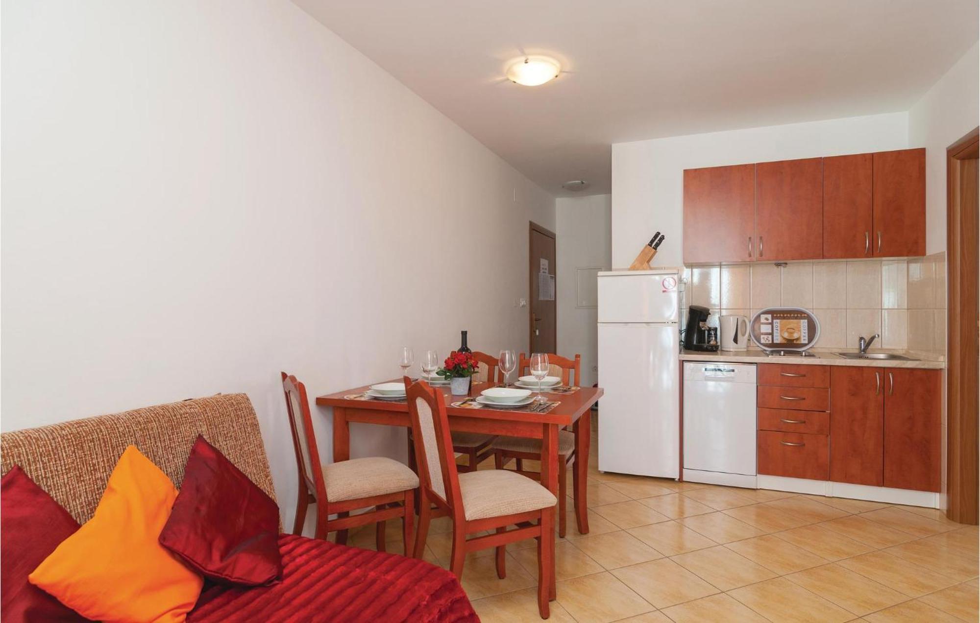 Cozy Apartment In Supetar With Kitchen ภายนอก รูปภาพ