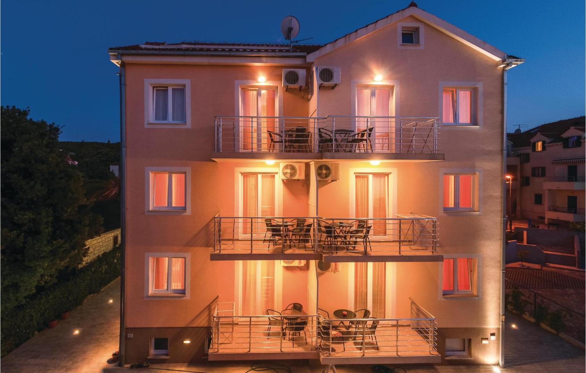 Cozy Apartment In Supetar With Kitchen ภายนอก รูปภาพ