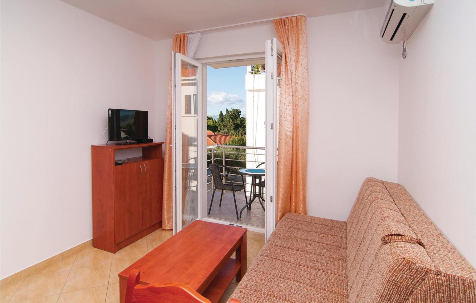 Cozy Apartment In Supetar With Kitchen ภายนอก รูปภาพ